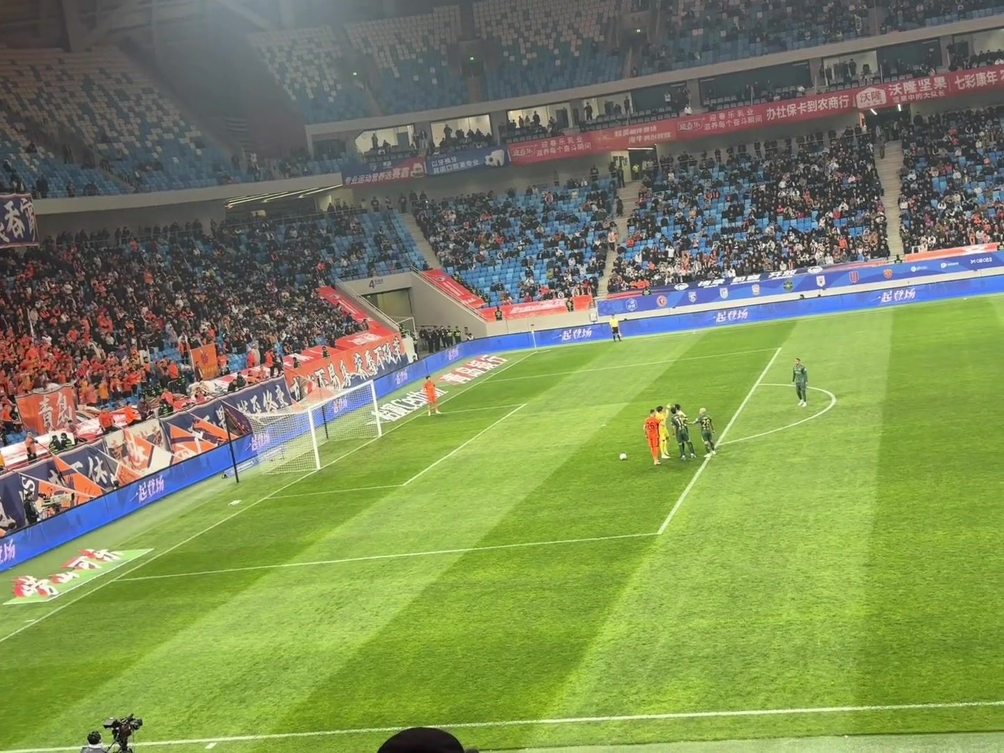 回击原因！海牛球迷齐声辱骂王钰栋：XX 王钰栋赛后回击：爽 舒服