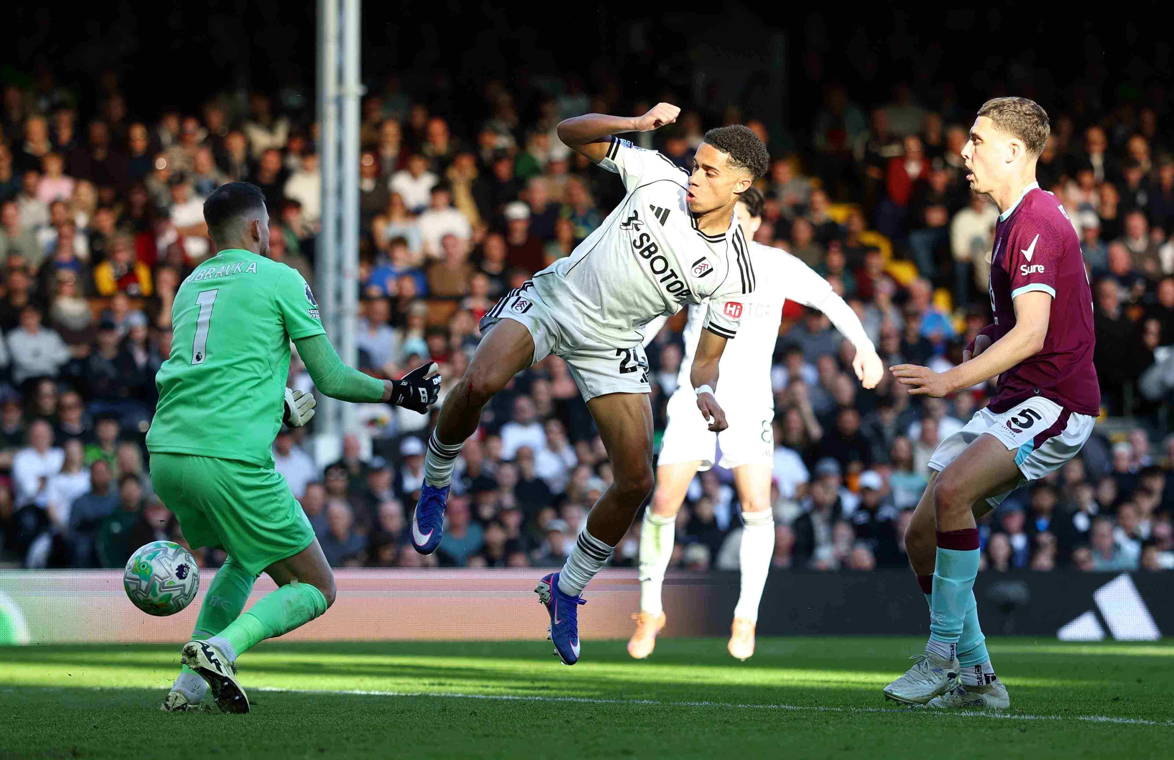 19岁77天！乔希·金成富勒姆队史第二年轻英超传射建功球员