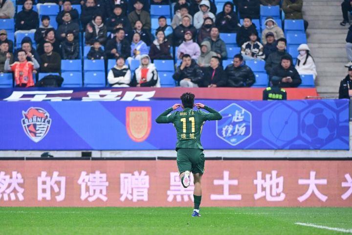 记者：假设王钰栋去汉堡踢德比戴帽被骂，官方采访能是这态度吗？