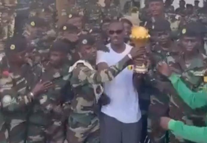 RMC辟谣塞内加尔把奖杯送到军事基地：那是数周前拍摄的视频