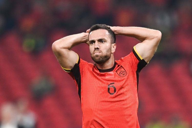 ：塞鸟和魏震因伤无法随队出征，国足补招李镇全和李扬