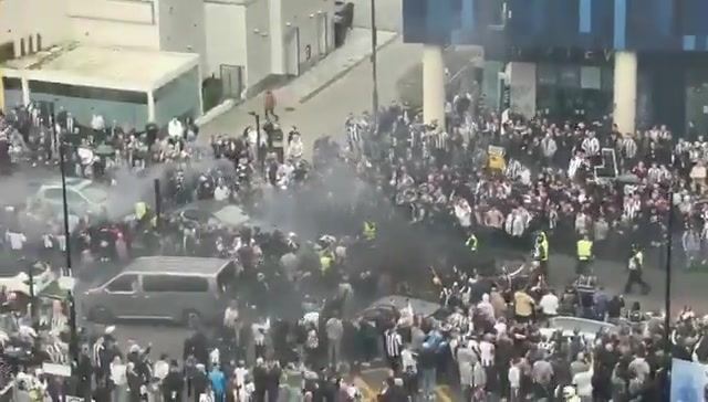 死敌！纽卡vs桑德兰赛前场外球迷大规模冲突，有人接受心肺复苏