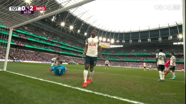 后防形同虚设！热刺再丢一球主场0-2落后，吉布斯-怀特轻松破门