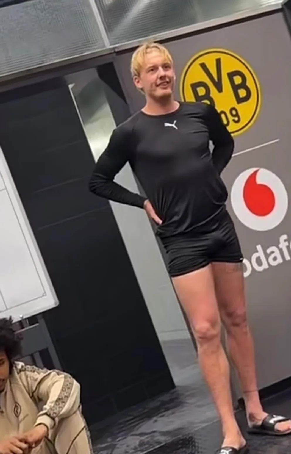 即将结束7年多特生涯！布兰特赛后仅着内裤，在更衣室向全队演讲