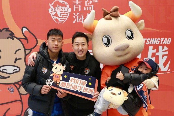 3.20青春足球场 幸运家庭走进内场 送上海牛32周年纪念礼盒