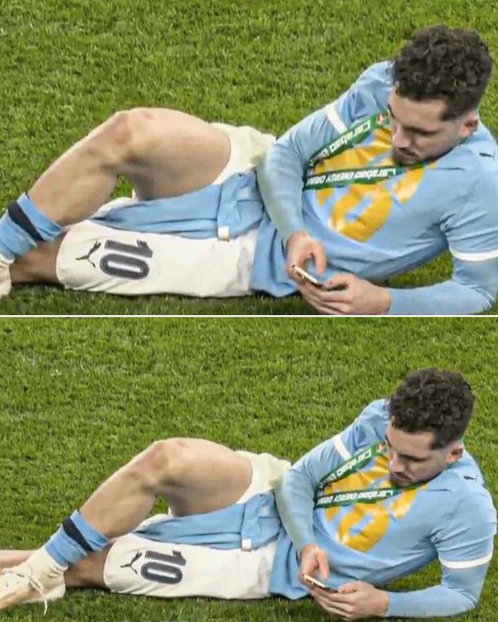 松弛感满满！联赛杯夺冠后，谢尔基侧躺在球场内玩手机
