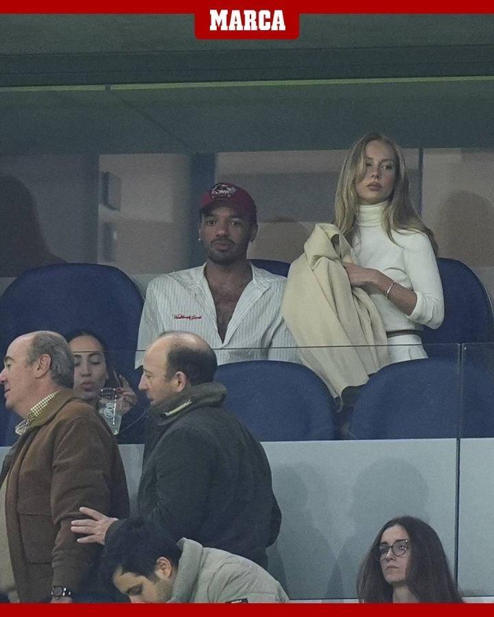 马卡晒图：姆巴佩女友来到伯纳乌现场观赛，身边男士为西班牙演员