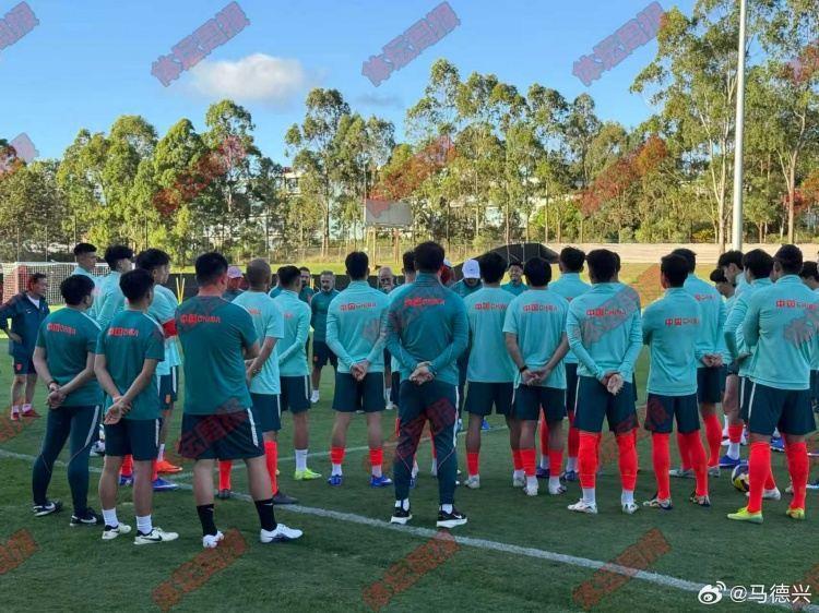 中国男足抵达悉尼当晚开练  U23国脚享厚待