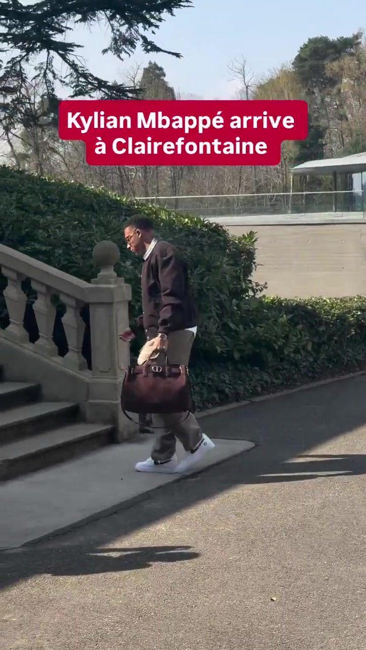 谁的穿搭最潮？姆巴佩、登贝莱、奥利塞等球员来到法国队报到