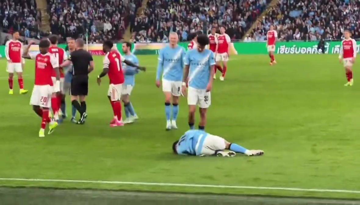 我很疼！我装的！谢尔基被踢翻痛苦倒地，突然转头露出神秘微笑