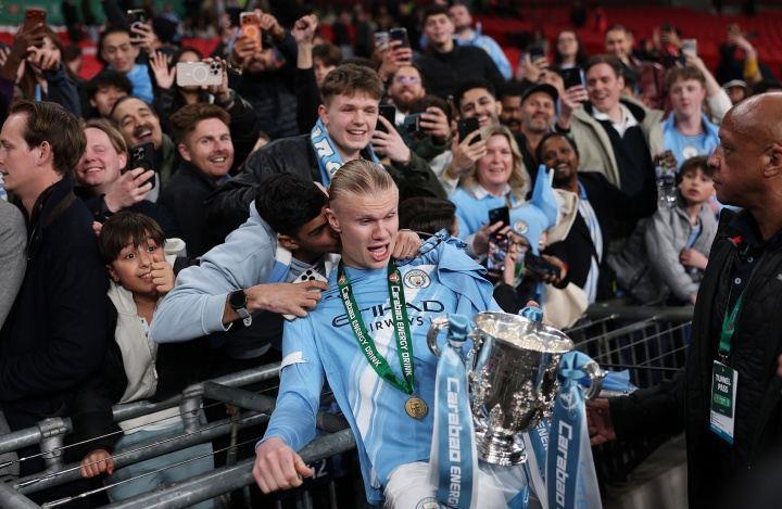 魔人无语了！哈兰德拿着奖杯与球迷合影，遭一男球迷强吻