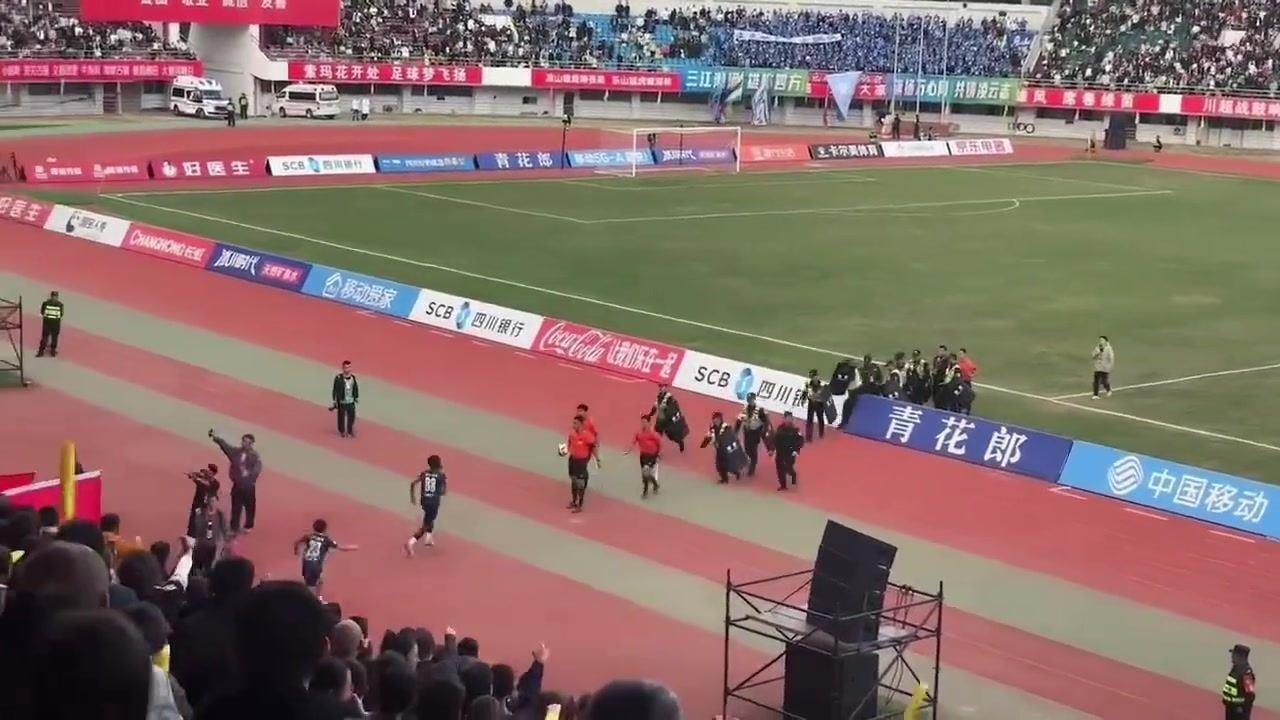 处罚升级！足协官方：川超飞踹并拳击裁判的日火瓦体全国禁赛5年