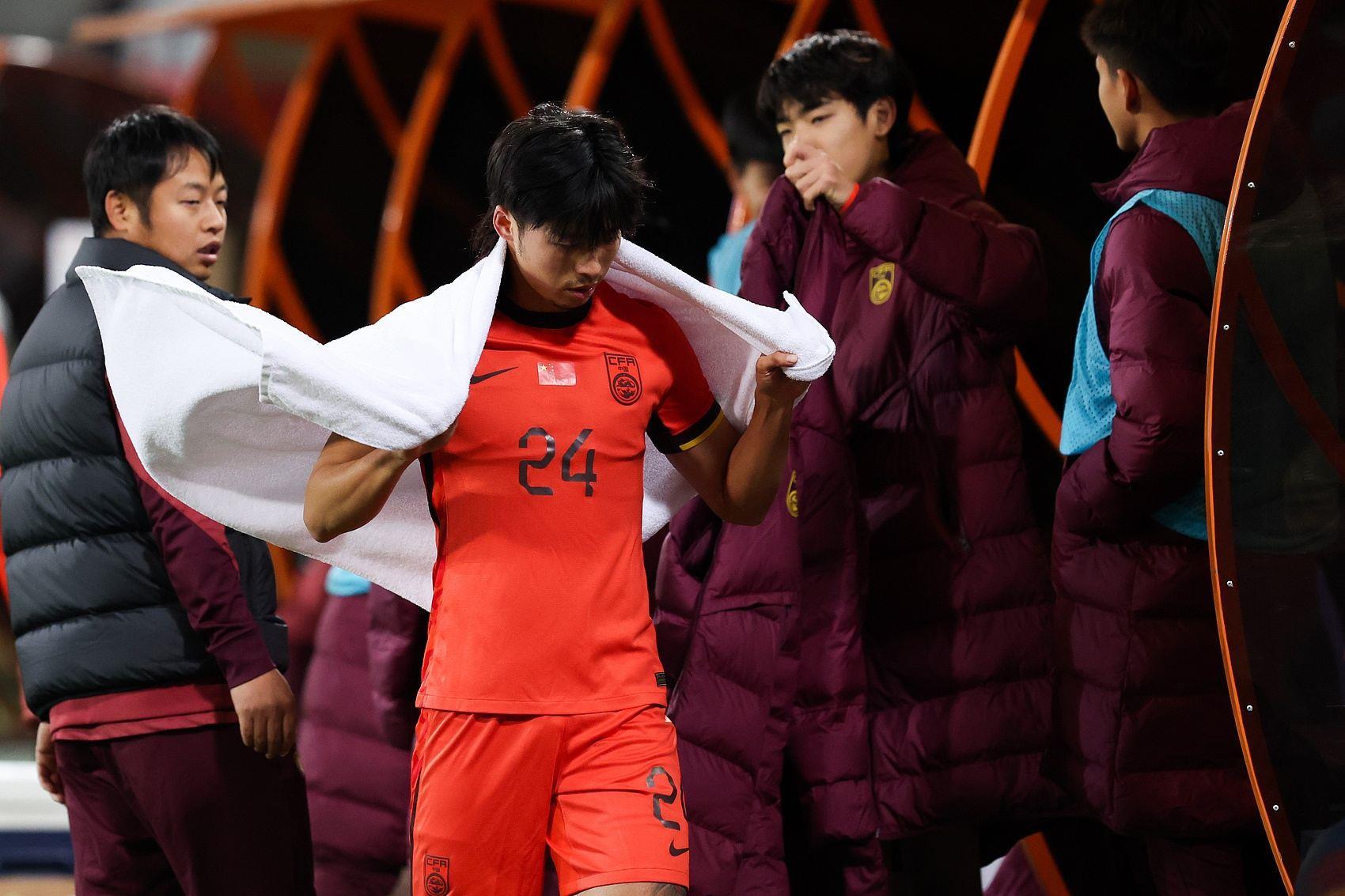 重获机会！汪士钦去年失误 报复染红 落选U23亚洲杯 如今先发出战