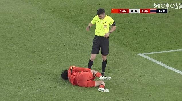 早早伤退！第20分钟王博豪因伤无法坚持比赛，李新翔替补上场
