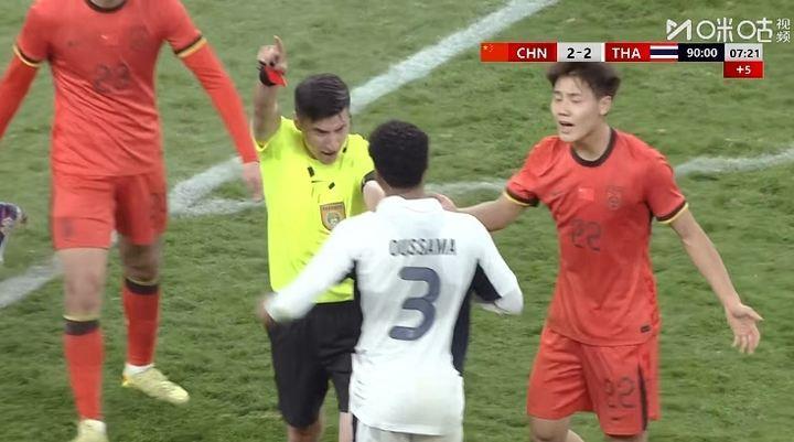 各领一红！麦麦提江最后时刻连出两红，玄智健 泰国3号因冲突染红