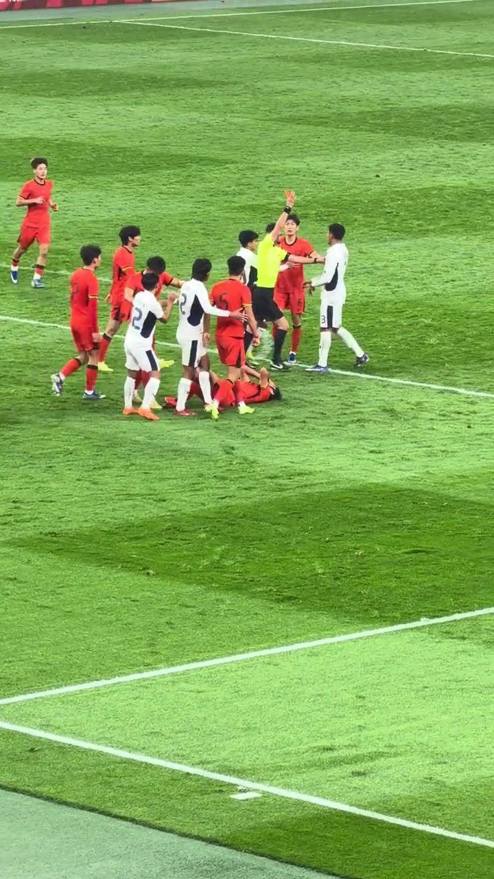 现场视频：玄智健跑来劝架反手被麦麦提江罚下，一脸不可思议抗议