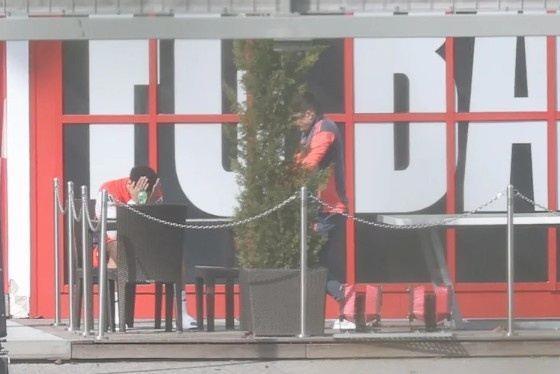 图片报：穆西亚拉与康复教练交谈后双手掩面，疑似康复进度不理想