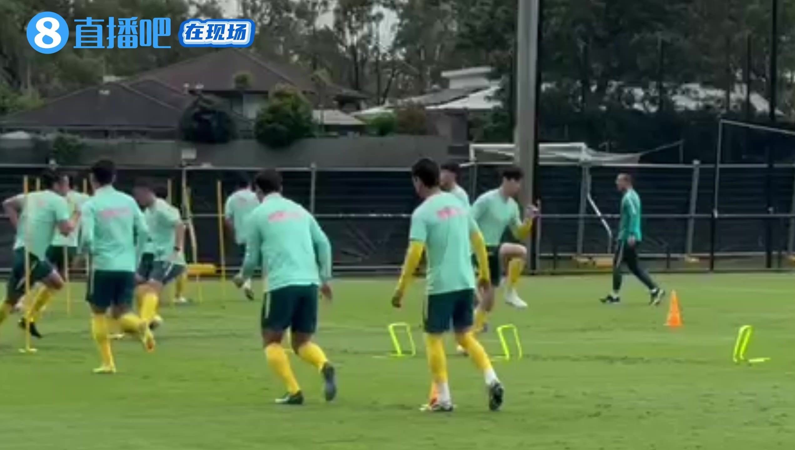 在现场|直击国足备战库拉索训练：队员冲刺跑 门将练习出球