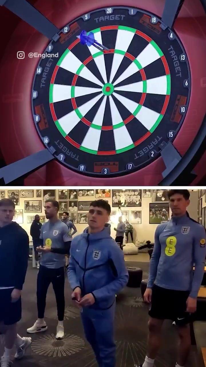 180分！福登在英格兰基地射飞镖掷出满分，三镖均中20×3