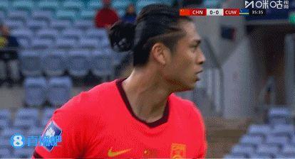 积极主动的风格！全场比赛邵佳一频频站到场边指挥 大声呼喊