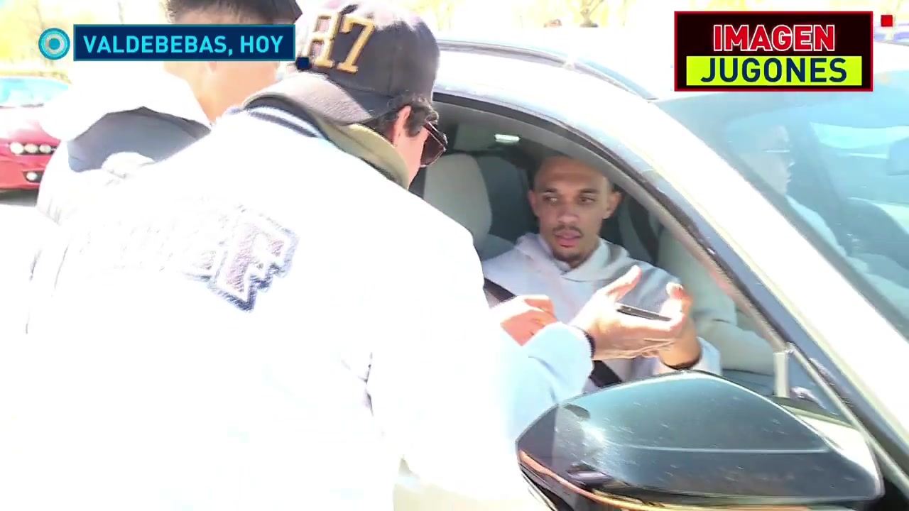 阿诺德离开皇马基地时停车为球迷签名，结果被警察拦车警告