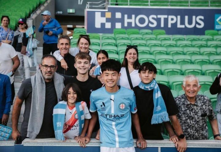 18岁中场黄振文面对中国U19替补，球员是第3代澳洲华裔、祖籍广东