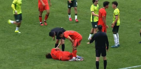 U19国足上半场与对手冲突，久尔杰维奇进场拉架！一连拽开三人