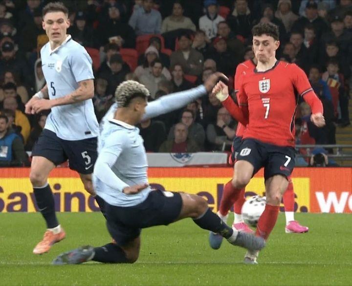 友谊赛暴铲福登！阿劳霍社媒被冲：搞毛？世界杯前想毁了福登吗？