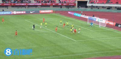 太秀了！苗润东1v2超车澳大利亚球员突破打门，皮球击中横梁！
