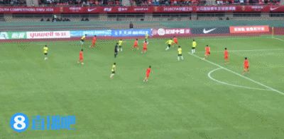 玩脱了！岳瑞杰踢倒对手送点，澳大利亚球员勺子点球被依合散抱住