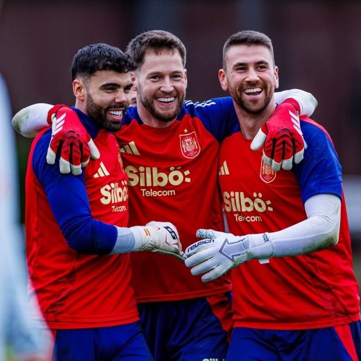 一门已定！德拉富恩特：乌奈·西蒙地位毋庸置疑，拉亚也很棒