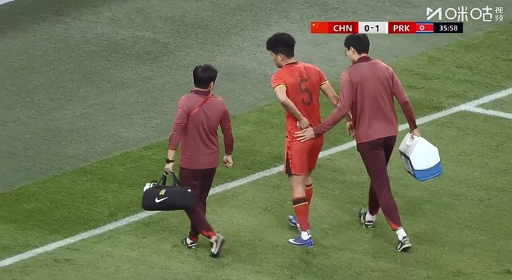 第37分钟彭啸伤退，贺一然替补登场