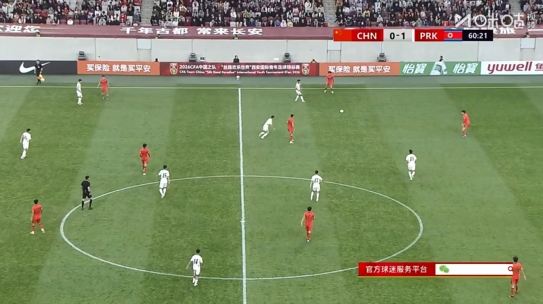 国足U23后场传球没沟通好被断，贺一然拉拽对手染黄