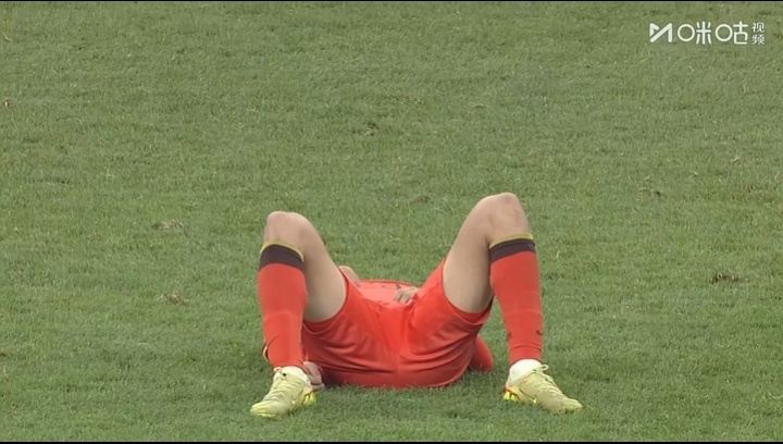 力竭了！终场哨响，拼了一整场的李新翔躺倒在地，队友前来拉一把