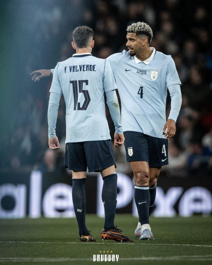 自豪！乌拉圭晒照：解释下，300万人口国家怎么培养出皇萨队长？