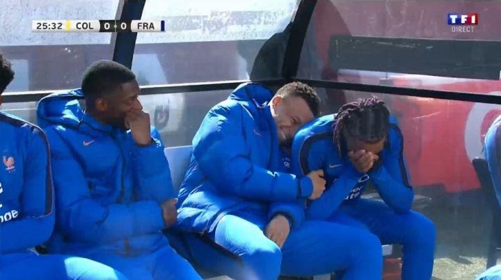 姆总笑嘻了！法国队员在替补席说笑，奥利塞捂脸姆巴佩笑出表情包