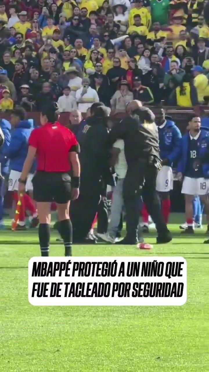 人气太火爆！法国队在中立场地获胜，姆巴佩赛后遭球迷冲场要合影