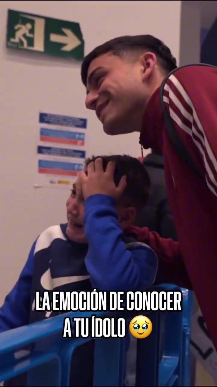 见到偶像太激动与佩德里见面时，一名小球迷当场哭崩不能自已