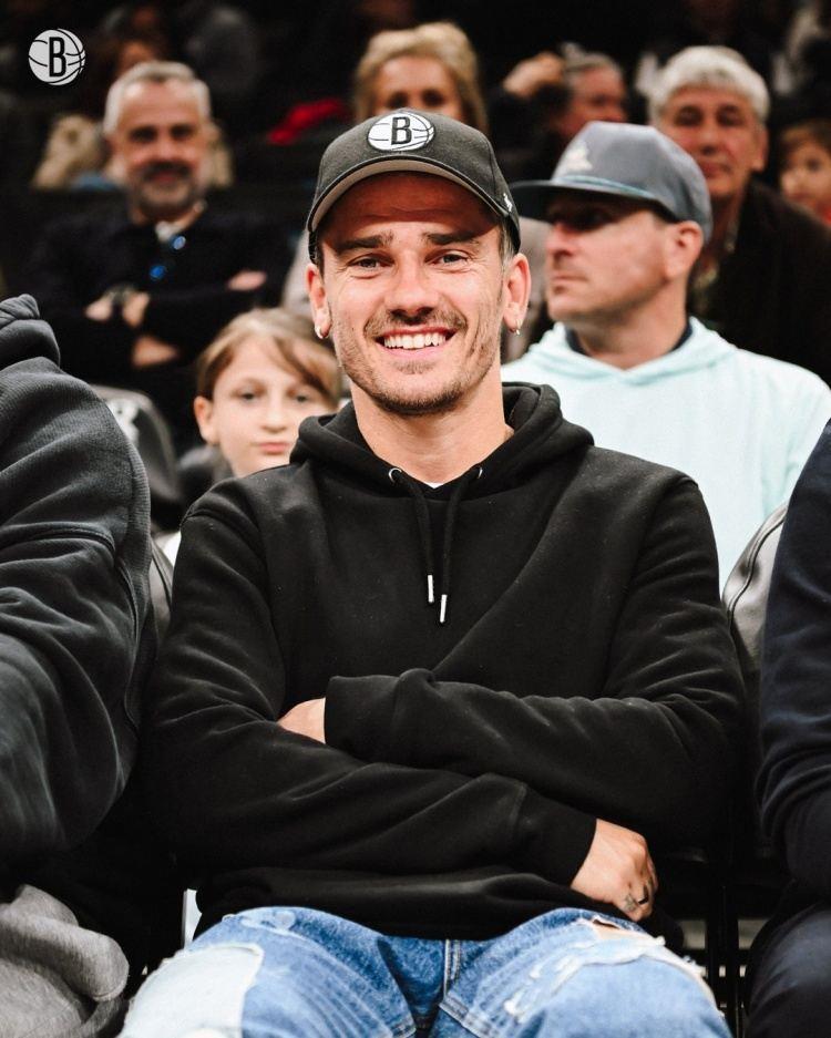 格列兹曼现场观看篮网队比赛，为同胞特拉奥雷加油助威