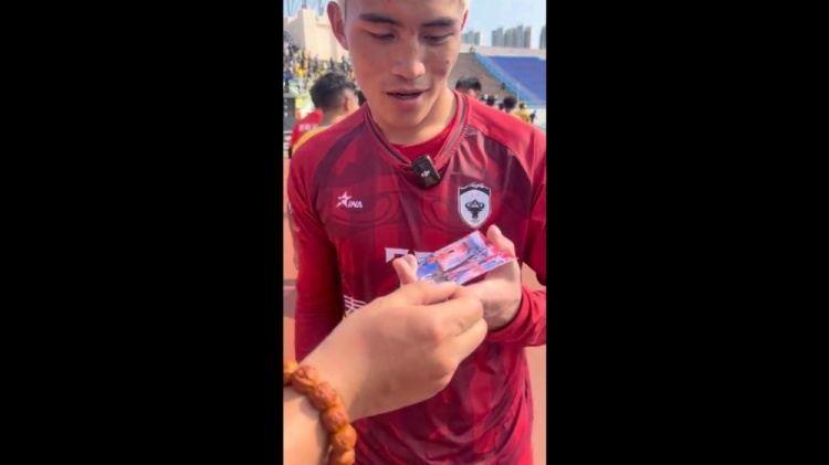 玉树队门将获赠王大雷签名照：他是我们国家的骄傲，太硬气了