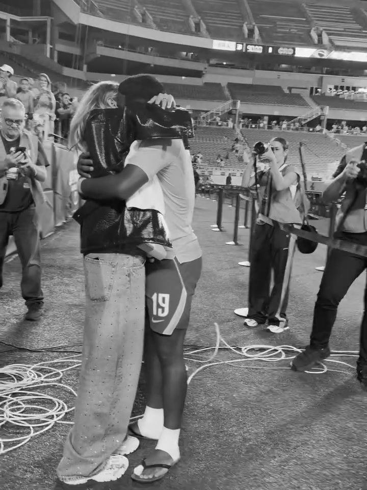 19岁恩德里克赛后与妻子拥吻，他造点 助攻帮助巴西队取胜