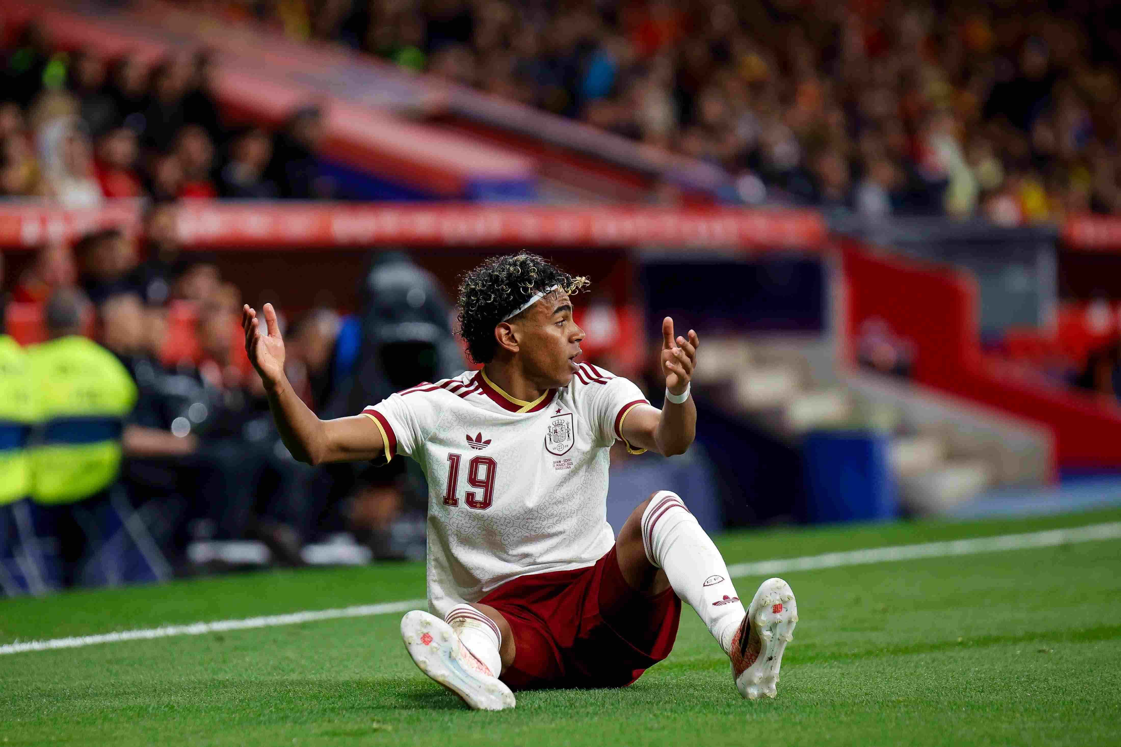 躺枪！西班牙球迷唱辱穆斯林歌曲，亚马尔赛后垂头丧气离开