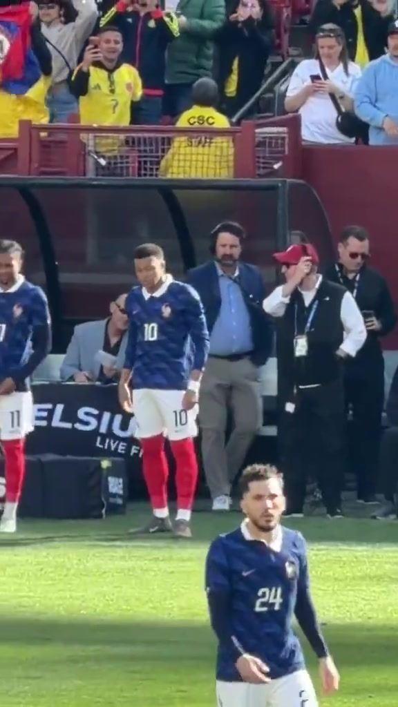 你怎么看？姆巴佩替补登场前，指示谢尔基把坎特的队长袖标拿来