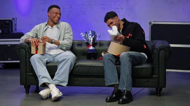 这事没完了阿什拉夫参加访谈节目，被送了一座奖杯和一条毛巾