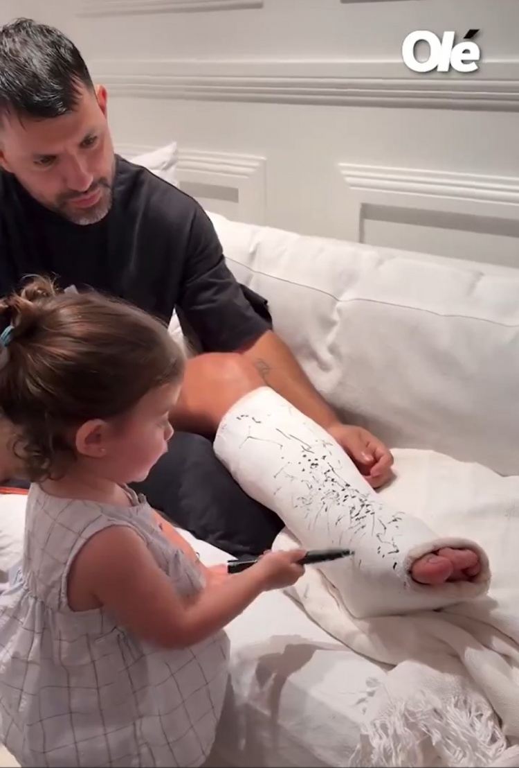 踢业余比赛致跟腱断裂，阿圭罗晒康复视频：“小棉袄”陪伴左右