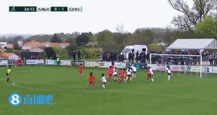 女足U16少打一人！吴逸羲争抢中踢到对手被罚下，墨西哥随后扳平