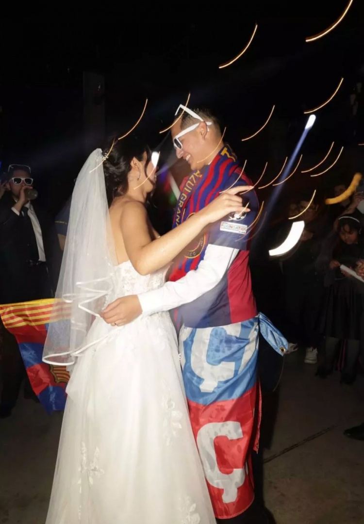红蓝主题婚礼！墨西哥铁杆巴萨球迷大婚，身穿10球衣致敬亚马尔