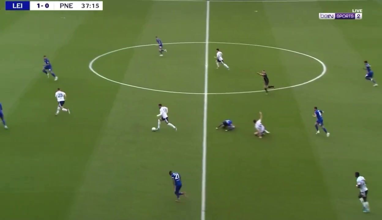 莱斯特城战平普雷斯顿陷入降级区，对手扳平进球刚刚过线