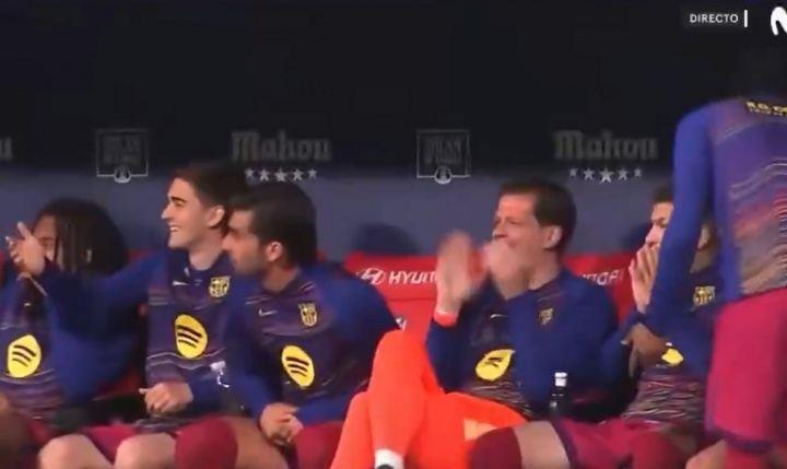 纯来看球上半场看到冈萨雷斯手球领黄牌，3C翘二郎腿鼓掌大笑