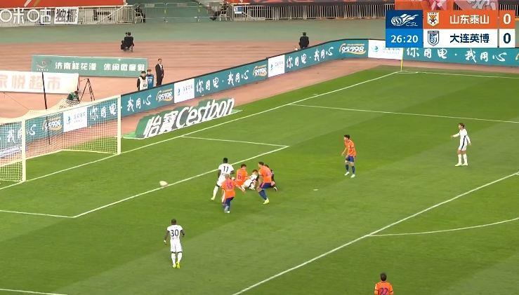 泰山0-1英博！王大雷出击与毛伟杰相撞，马莱莱打空门